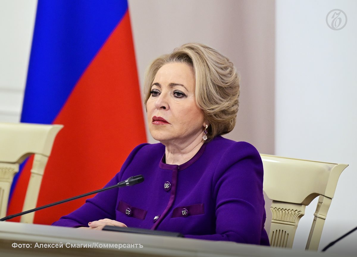 Условия выдачи семейной ипотеки не способствуют повышению рождаемости Такое мнение высказала спикер Совфеда Валентина Матвиенко на заседании президиума Совета законодателей РФ Она напомнила что ранее уже озвучивалась парламентская инициатива по введению дифференцированной ставки льготной ипотеки в зависимости от количества детей чтобы стимулировать создание именно многодетных семей Было немало случаев к сожалению когда граждане оформляли на себя сразу несколько ипотек по льготным ставкам Это во первых идет вразрез с целями таких программ а во вторых дополнительно разгоняет цены на недвижимость Мы же исходим из того льготу должны иметь право получить те кто действительно нуждается в государственной поддержке И нам необходимо создать для этого самые справедливые условия сказала госпожа Матвиенко Председатель Совфеда также отметила что для гармоничного пространственного развития страны важно чтобы субсидируемая ипотека не стимулировала переток людей из регионов в столичные агломерации Поэтому мы выступаем за приоритетную выдачу семейной ипотеки именно в регионе проживания семьи При этом она подчеркнула что конечно никто не запрещает семьям переезжать из региона в регион Подписывайтесь на Ъ Оставляйте бусты