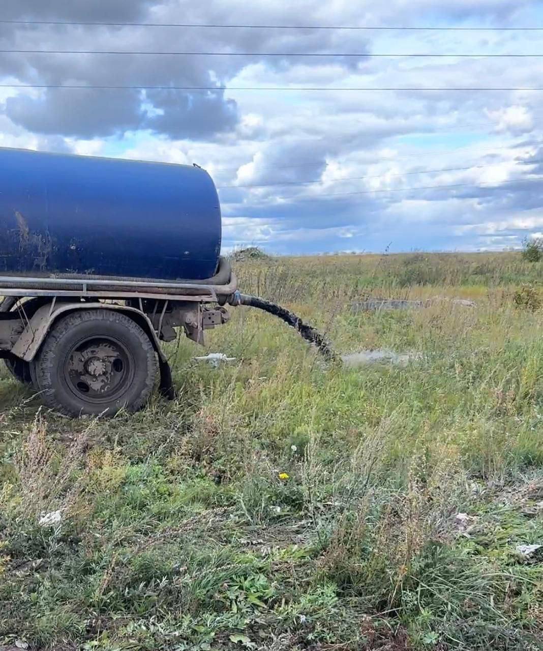 Забкайкалец заплатит штраф до 50 тысяч рублей за слив жидких отходов в пригороде Читы Региональный эконадзор возбудил административный протокол по результатам выявленного факта слива жидких отходов на почву Гражданину грозит штраф от 40 до 50 тысяч рублей В сентябре в ходе рейда инспекторами эконадзора был выявлен факт сброса жидких бытовых отходов на почву Установлено что предприимчивый гражданин ведёт деятельность по сбору жидких отходов у населения в частном секторе и вывозит собранные отходы в поле в пригороде Читы Факт сброса был зафиксирован инспекторами эконадзора Данные о гражданине были оперативны установленны В результате возбужден административный протокол Минприроды эконадзор