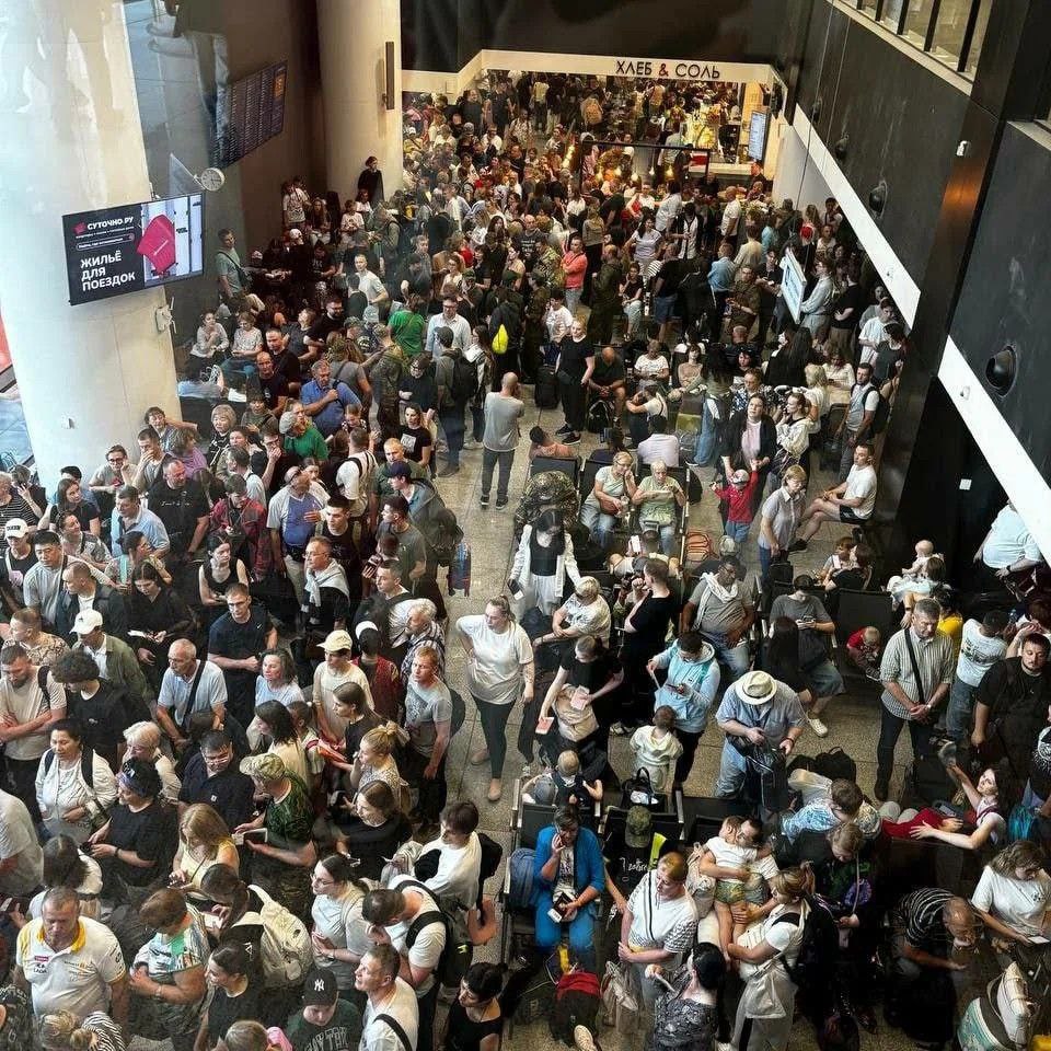 Зал удвоенного ожидания в 2025 году количество длительных задержек авиарейсов увеличилось в два раза Длительных задержек авиарейсов в 2025 году стало вдвое больше чем в 2024 году свидетельствуют расчеты сделанные для Коммерсанта АльфаСтрахованием По оценкам издания больше трех часов в минувшем году ждали вылета свыше 4 5 млн человек причем в эту статистику не входят отмененные рейсы Главной причиной ухудшения пунктуальности остаются ограничения из за угрозы атак беспилотников При этом если в 2024 году ограничения полетов чаще всего были тотальными то в 2025 году крупные аэропорты с Росавиацией и военными научились во время Ковров обслуживать часть рейсов Подписаться на PRO transport