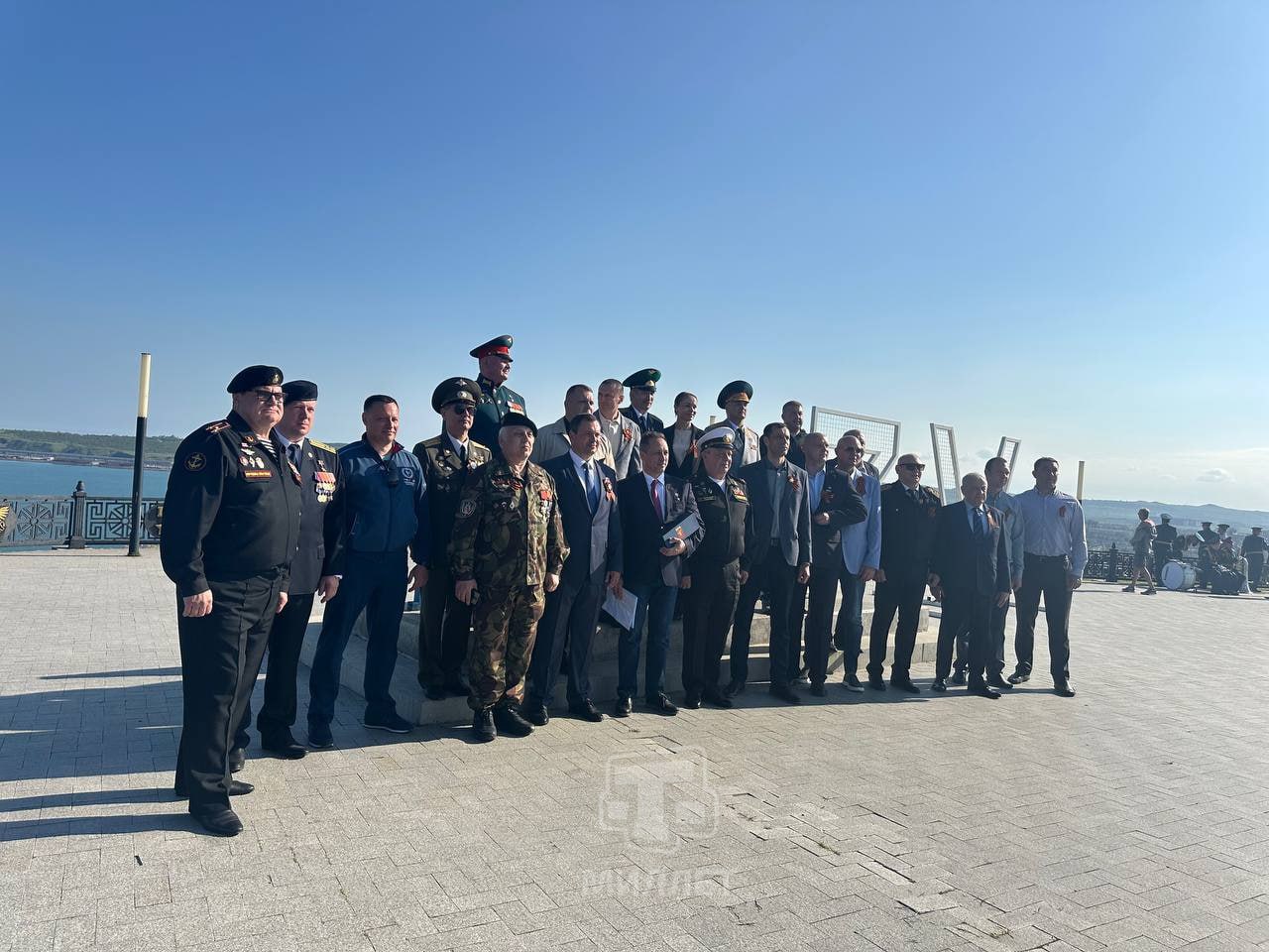 Автопробег «Города-герои — города Героев» прибыл в Керчь Участники пробега, среди которых более десятка Героев России из числа депутатов Госдумы и членов Клуба Героев, прибыли на Керченский полуостров из Севастополя, стартовав из Москвы, сообщает корреспондент телеканала «Миллет». На горе Митридат они возложили цветы, а им передали капсулу с землёй с керченского Воинского кладбища для Национального мемориального комплекса «Храм-памятник в честь Всех Святых и в память о жертвах, спасению Отечества нашего послуживших» в Минске. Путь пробега, приуроченного к 80-летию Великой Победы над нацистской Германией, пролегает по трём маршрутам через города-герои России и Белоруссии.