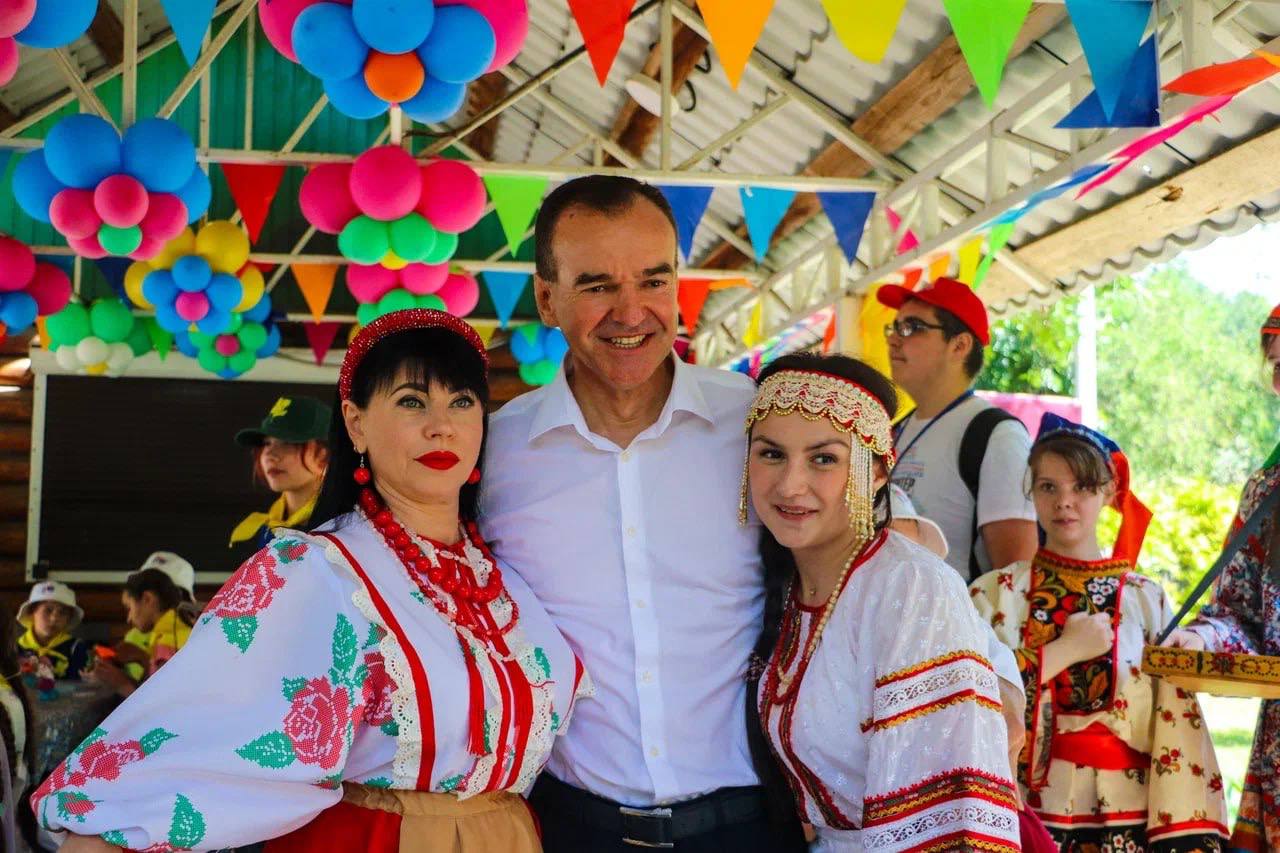 В Краснодаре пройдут мероприятия к Международному дню защиты детей В городских парках, скверах и домах культуры 1 июня состоятся концертные программы, мастер-классы, выставки. Также запланировано проведение спортивных турниров. В парке Солнечный Остров концерты творческих коллективов и исполнителей города пройдут с 11:00 и до 18:00. В Городском саду в 12:00 желающие могут присоединиться к творческому мастер-классу от арт-студии «Кисть», а затем также пройдут концерты. В Чистяковской роще выступления коллективов начнутся в 10:30, а в 14:00 — игровая программа для детей. В парке им. 30-летия Победы с 14:00 пройдёт выставка работ декоративно-прикладного творчества, с 15:00 выступят творческие коллективы. С более подробной афишей можно ознакомиться на сайте. Новости тут Прислать фото/видео