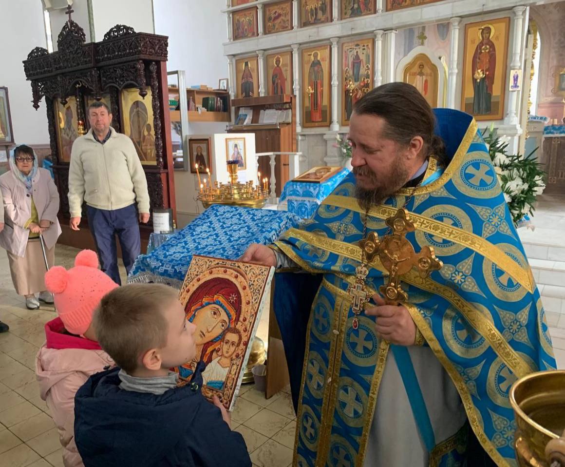 Сегодня в храме Рождества Пресвятой Богородицы ст. Выселки освятили Казанскую икону Божией Матери, созданной  детьми и их родителями в технике алмазной мозаики  «Каждый алмазик, вложенный в икону, стал символом любви и единства.    Освящение прошло в атмосфере радости и благодати, собрав прихожан и друзей храма. Пусть эта икона станет верным спутником и источником вдохновения для всех нас!» - сообщается в телеграмм канале  Выселковского образования.    Власть Советов