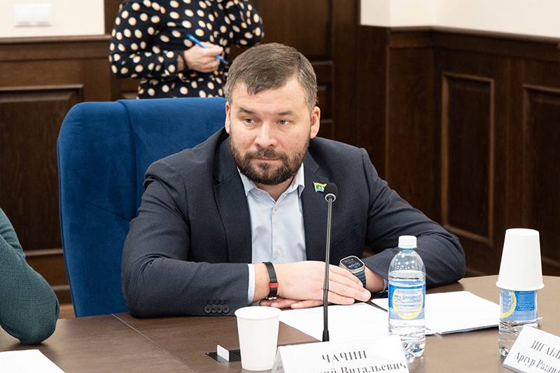 В Екатеринбурге требуют отправить в колонию депутата городской думы Прокурор попросил приговорить к пяти годам колонии со штрафом 900 тысяч рублей депутата Виталия Чачина обвиняемого в картельном сговоре более чем на 286 миллионов Об этом сообщили в пресс службе региональной прокуратуры По версии следствия вместе с учредителем компании Техностройкомплект Сергеем Заварухиным Чачин выиграл шесть госконтрактов на строительство различных объектов в УрФО Вину он не признал   Подпишись на КП Екатеринбург Мы в Max