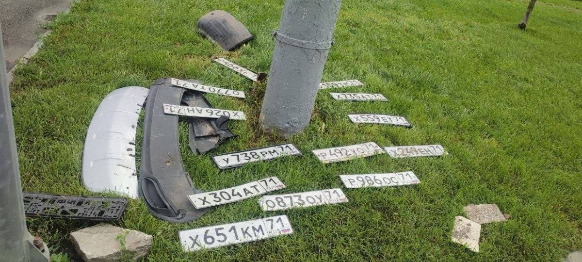 Вместо рыб - госномера  Туляки потеряли госномера от автомобилей во время потопа на улице Лейтейзена. Помимо номеров, некоторые потеряли куски бампера, подкрылки и защиту.