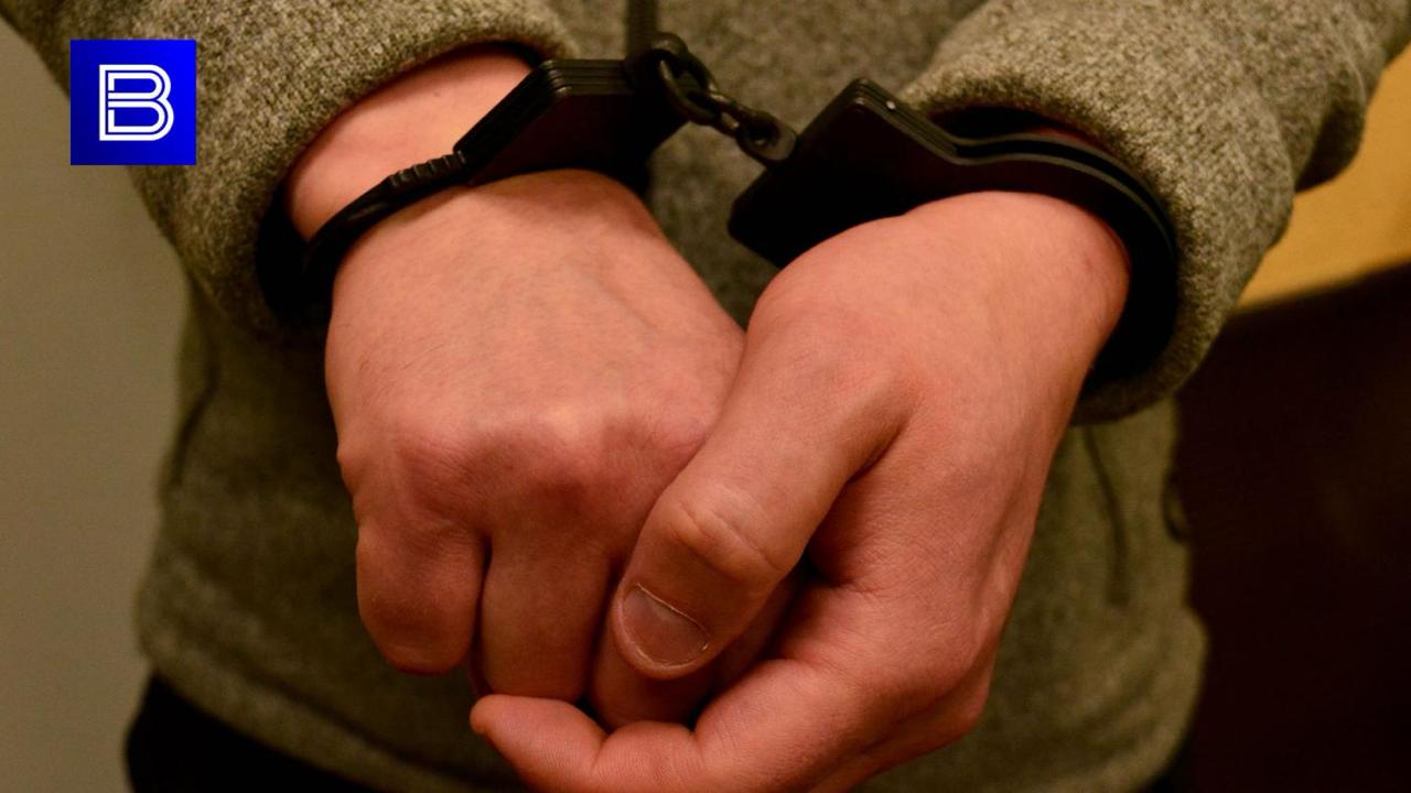 Бывшего тренера мурманской спортшколы будут судить за преступления против половой неприкосновенности детей По данным следствия, фигуранта обвиняют в пяти преступлениях, квалифицируемых пунктом "б" части 4 статьи 132 УК РФ, и семи преступлениях, предусмотренных пунктом "а" части 3 той же статьи. Эти деяния включают совершение иных действий сексуального характера с использованием беспомощного состояния жертв, среди которых была девочка младше 14 лет. Уголовный кодекс предусматривает максимальное наказание за такие преступления вплоть до лишения свободы сроком от 15 до 20 лет, включая дополнительные меры. Подпишись — Вести Мурман