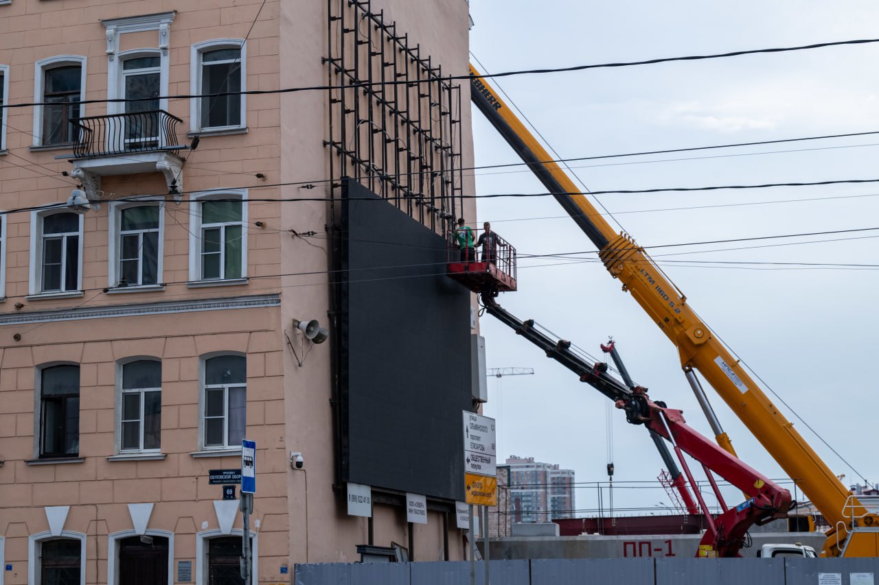Назад к истокам наружная реклама и ретейл медиа возвращаются По итогам первого полугодия 2025 го объём российского рынка рекламы достиг 839 3 млрд рублей что на 27 превышает показатель за аналогичный период 2024 года говорится в исследовании Okkam Главным драйвером роста стали ретейл медиа 375 млрд рублей 44 Без их учёта рынок вырос на 16 достигнув 465 млрд рублей Эксперты объясняют этот явный перекос в сторону приземлённых каналов прагматичным пересмотром медиамиксов Бренды стремятся к предсказуемому охвату и качественным контактам а не к добавочным показам в перегретом диджитале Ретейл медиа по прежнему драйвер но даже без него отдельные офлайн сегменты по темпам роста уже обгоняют онлайн Михаил Тихонов ДП Подписаться на DP RU
