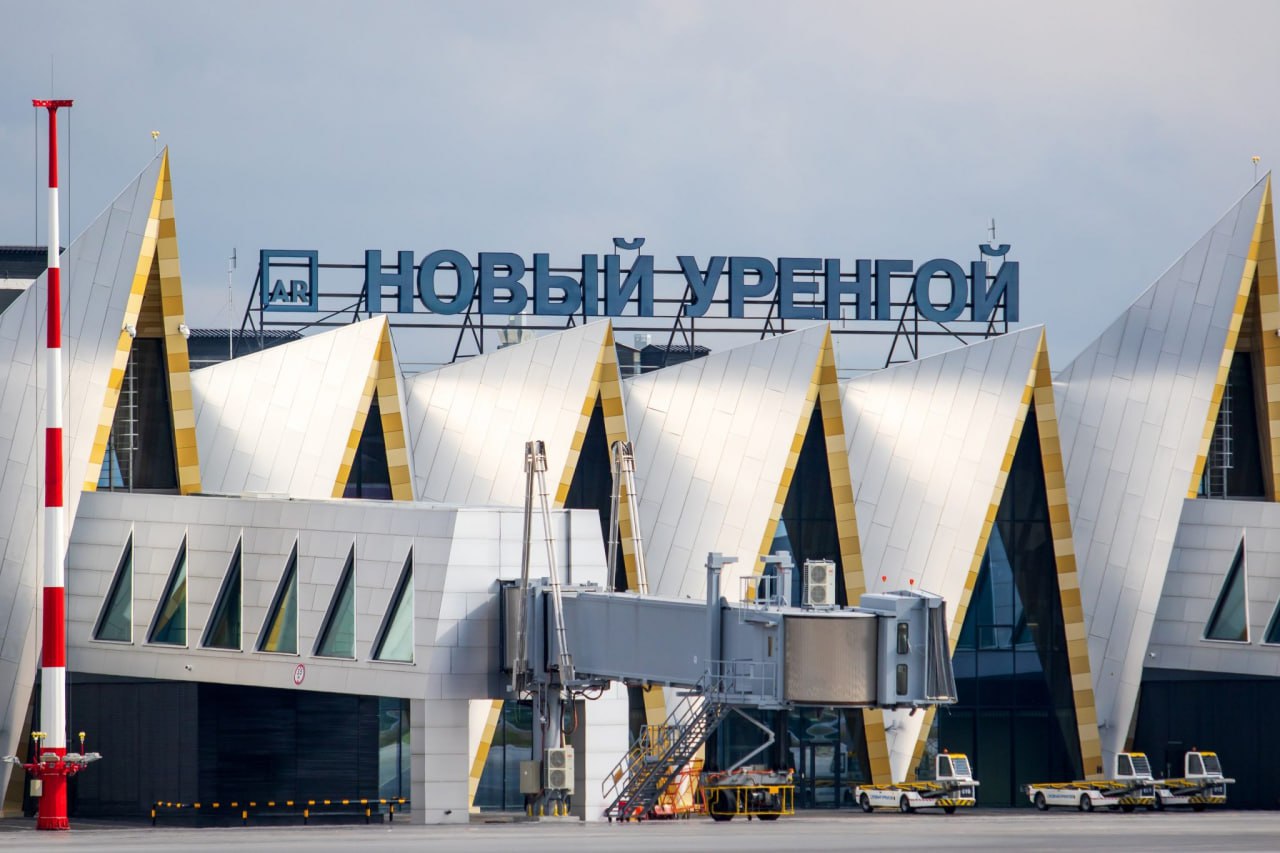 Оренбург Медиа Пьяных вахтовиков не пустили на рейс в Новом Уренгое Два пассажира из Оренбургской области и Башкирии устроили дебош в аэропорту Нового Уренгоя при посадке на рейс следующий в Уфу В линейный пункт полиции поступило сообщение о том что мужчины грубо нарушают общественный порядок Прибывшие на место сотрудники транспортной полиции задержали 50 летнего жителя Бугуруслана и 41 летнего уроженца Салавата Как выяснили правоохранители оба мужчины работали вахтовым методом в Новом Уренгое и отмечали окончание работы в местном кафе где употребляли алкоголь При попытке пройти на посадку в состоянии сильного алкогольного опьянения им было отказано в допуске на борт самолёта Не согласившись с решением авиаперсонала дебоширы начали возмущаться и громко выражаться нецензурной бранью подробнее на канале Оренбург Медиа