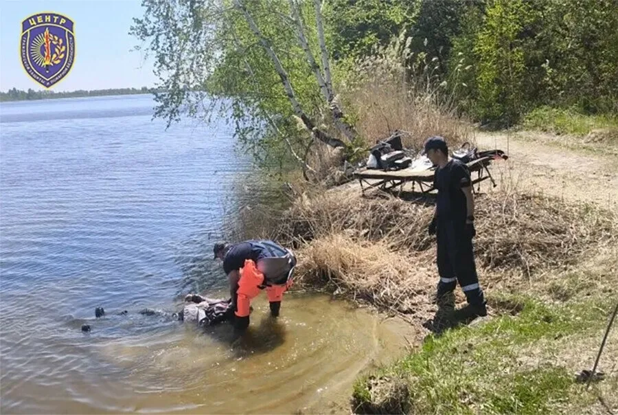 Ранним утром 19 мая в водоеме вблизи села Прядчино Благовещенского округа рыбаки обнаружили в воде у берега мужчину без признаков жизни Недалеко находились автомобиль и рыболовные принадлежности По предварительным данным человеку могло стать плохо когда он сидел у воды На место происшествия были направлены спасатели поисково спасательного отряда Амурского центра ГЗ и ПБ Прибывшие специалисты извлекли тело из воды Тело погибшего передали сотрудникам полиции для проведения следственных действий Личность мужчины и обстоятельства произошедшего устанавливаются