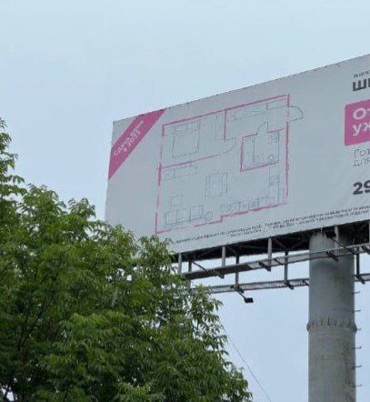 Крупнейший оператор наружной рекламы в РФ приобрёл компанию в Артеме Группа Russ входит в объединенную компанию Wildberries Russ завершила сделку по приобретению одного из крупнейших операторов наружной рекламы в городе Артёме В пресс службе группы пояснили что речь идёт о компании Артём Кино Медиа владеющей рекламными конструкциями на территории города и по пути в аэропорт Кневичи Установка цифровых экранов в Артёме запланирована на начало текущего года а в 2025 м первый цифровой инвентарь от Russ появился в Находке и Уссурийске В целом группа работает уже в 25 населенных пунктах края Приобретение компании обладающей собственной сетью рекламных конструкций в Артёме позволит группе Russ не только усилить своё присутствие в Приморском крае но и расширить адресную программу для рекламодателей региона В ближайшее время мы приступим к модернизации рекламного инвентаря в частности к замене статичных конструкций на цифровые билборды которых ранее в городе не было отметил директор Регионального департамента Russ Антон Комаров По данным ЕГРЮЛ компания Артём Кино Медиа была зарегистрирована в 2012 году и базируется в Артёме Одним из учредителей является Юрий Сороколад владелец строительной компании ООО Монолит Второй собственник Александр Новиков руководит компаниями торгующими автотранспортом ООО Успех Авто официальный дилер JAC Motors в Приморье и ООО Транзит Восток В 2024 году выручка Артём Кино Медиа выросла до 6 9 млн руб 60 а чистая прибыль упала до 842 тыс руб 52