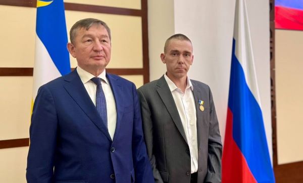 Герой Тракториста Александра Кабыша наградили медалью имени Алдара Цыденжапова за спасение села Буй Бичурский район от пожара Страшный пожар разбушевался в конце апреля Тогда в условиях сильного ветра огонь перекинулся с травы на постройки Между полыхающими строениями и соседними домами решили сделать противопожарный разрыв Для этого привлекли бульдозер которым управлял как раз Александр Кабыш Он направлял технику в самый эпицентр пожара отталкивал горящие деревянные постройки по сути рисковал собственной жизнью