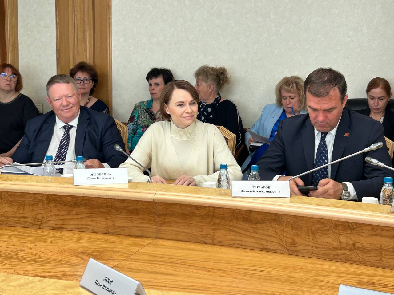 Сегодня на комитете рассмотрели вопрос по изменению распределению федерального бюджета на 2025 год Нам важно, чтобы гос.поддержка АПК не сокращалась. Хочу сразу всех заверить: средства не сокращают, а, наоборот, прибавляют - на более 41 млрд рублей! Были учтены обращения аграриев и Минсельхоз добавляет 8 млрд рублей на возмещение затрат на создание и модернизацию объектов АПК, где в приоритете молочное животноводство. Есть сложности с экспортом продукции, поэтому значительная часть дополнения в бюджет уйдет на логистику - 23 млрд рублей. Также выделяются дополнительные средства на кредитование аграриев. И с учетом дополнительных средств объем общей господдержки аграриев в 2025 году составит 562 млрд рублей.