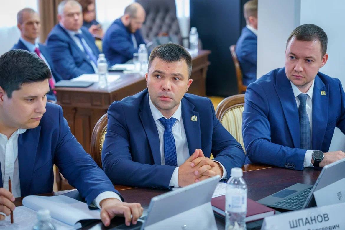 Новый глава департамента регбезопасности Шпанов оказался самым засекреченным чиновником ХМАО. «Известно только то, что он родился в Тольятти, окончил военную академию тыла и транспорта, женат и воспитывает двоих детей. По неофициальным данным, Шпанов ранее работал в силовых структурах. На сайтах госорганов силовик с такими же данными упоминается как член антитеррористической комиссии Самарской области, но там не указана должность — только то, что он „представитель регионального управления ФСБ“», — уточняет инсайдер. Главный политический канал Урала Руслан Кухарук TG
