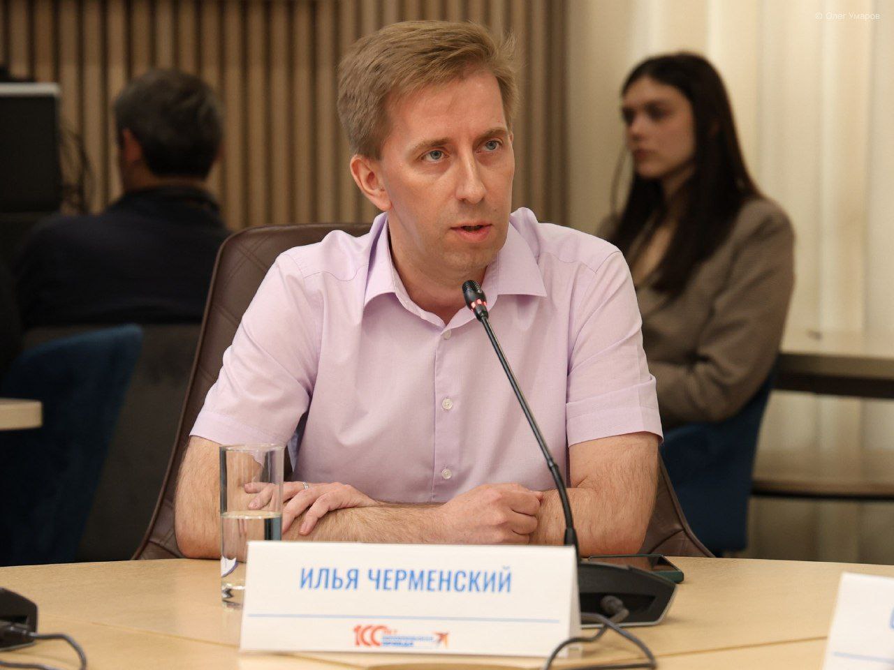 Илья Черменский, заместитель начальника департамента Управления по общественным проектам Администрации Президента РФ, напомнил, что проблемы решаются тогда, когда каждый из граждан начинает сам вовлекаться в процесс. Он отметил, что экология — дело каждого и только сообща мы можем прийти к решению тех вопросов, которые сейчас стоят перед нами и перед человечеством в целом. «Мы все слышали про трагедию в Анапе в конце прошлого года. Да, это не пластик, это мазут, хотя и пластика там тоже было много, и его уборкой тоже активно занимались. По имеющимся у меня данным, уже на этой неделе или на следующей неделе свернутся все штабы, которые там были. Это означает лишь одно, что проблема именно мазутного загрязнения решена. Ситуация в очередной раз показала прекрасный симбиоз работы волонтёров, бизнеса и государства. В кратчайшие сроки все были оперативно задействованы и предприняты все необходимые меры». Он отметил, что проблема пластика глобальная и затрагиваемая многими международными организациями. В России также активно ведётся работа в этом направлении. Спикер рассказал о проекте «Чистая Арктика», отметив, что в этом регионе немало пластикового загрязнения: «Что-то осталось от геологоразведки, что-то от военных в арктических регионах, что-то от туристов. Там ежегодно во всех туристических местах очень много остаётся после человека. К сожалению, культура того, чтобы забирать всё то, с чем приехали, у нас только прививается. Поэтому пока то, что не забирают туристы, забирают наши экологические волонтёры», — рассказал Илья Черменский. Узнайте, как помочь природе: фонд «Природа и люди»