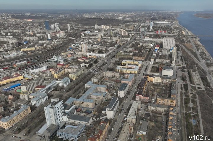 В Волгоградской области Госжилнадзор подвёл промежуточные итоги наведения порядка в сфере ЖКХ По информации надзорного органа за неполный 2025 год УК ТСЖ и ресурсоснабжающие организации наработали на 341 постановление о некачественных услугах а размер назначенных штрафов перевалил за 40 млн рублей Среди наиболее частых нарушений несоблюдение лицензионных требований при осуществлении предпринимательской деятельности по управлению многоквартирными домами требований правил содержания и ремонта жилых домов и помещений несоблюдение нормативного уровня или режима обеспечения населения коммунальными услугами сообщили журналистам в пресс службе администрации региона Несмотря на чувствительные санкции участники жилищно коммунального рынка продолжают нарушать закон набирая штрафы не сбавляя темпов Так только в октябре инспекторы вынесли 34 постановления предусматривающие наказание в виде штрафов общим объёмом 3 8 млн рублей