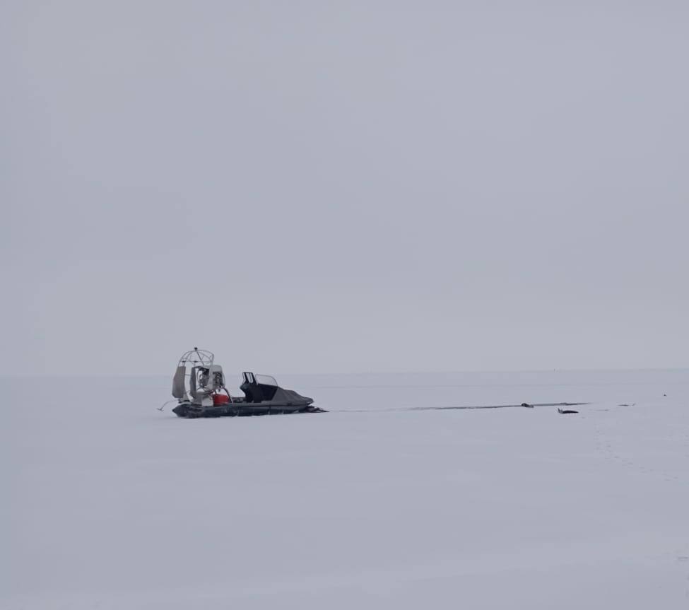 Водитель аэролодки скончался после аварии в Финском заливе  Поездка на водном транспорте закончилась для местного жителя смертью. Авария произошла в акватории Финского залива в Курортном районе Петербурга, сообщили в пресс-службе Западного межрегионального следственного управления на транспорте СК РФ.   Две аэролодки столкнулись, в результате чего один из водителей скончался от полученных травм на месте происшествия. Следователи выясняют все обстоятельства произошедшего. Вероятно, кем-то из участников инцидента были нарушены правила безопасности движения и эксплуатации водного транспорта.    Западное МСУТ СК России    Подписаться   Прислать новость