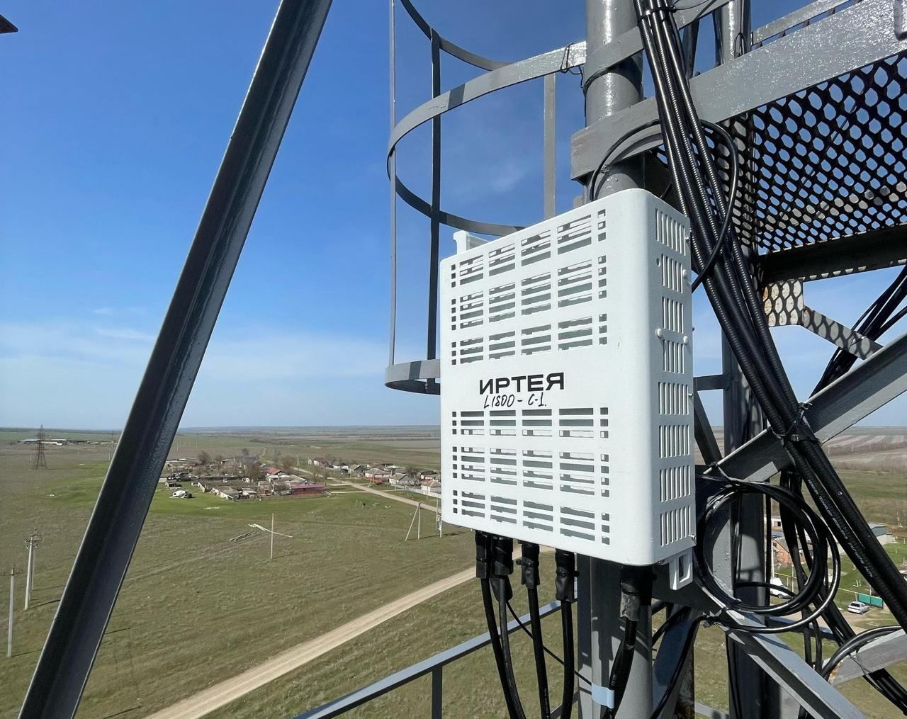 В десяти районах Кубани и Адыгеи заработали базовые станции МТС российского производства Цифровая экосистема МТС продолжает программу технологического импортозамещения в Краснодарском крае и Республике Адыгея В течение 2025 года компания построила и интегрировала в сеть базовые станции отечественного производства в десяти районах шести в Краснодарском крае и четырёх в Адыгее В эксплуатацию введены базовые станции российского производителя ИРТЕЯ в диапазоне LTE 800 Низкочастотный стандарт выбран для территорий где необходимо обеспечить широкое покрытие при минимальном количестве объектов связи Новое оборудование работает в том числе в селе Абрау Дюрсо горных населённых пунктах Адыгеи и удалённых поселениях Апшеронского района Вопрос внедрения отечественных базовых станций в нашу сеть это не про замену одного оборудования на другое Это вопрос технологического суверенитета для нашей страны С прошлого года мы начали реализацию этого амбициозного проекта и уже накопили определенную экспертизу в работе с новым оборудованием Мы двигаемся довольно хорошими темпами в импортозамещении и продолжаем улучшать качество работы наших сетей отметил директор МТС в Краснодарском крае Сергей Ласкавый К началу 2025 года МТС запустила опытную эксплуатацию первой промышленной партии из 200 отечественных базовых станций LTE в 37 регионах России Оборудование произведено компанией ИРТЕЯ и стало частью первого в стране масштабного проекта по разработке производству и внедрению базовых станций LTE российского производства в реальных сетевых условиях Форвардный контракт предусматривает поставку МТС до 2030 года до 20 тысяч таких базовых станций Проект реализуется в логике федеральной программы Отечественные технологии входящей в национальный проект Экономика данных и цифровая трансформация государства Документ предусматривает достижение к 2030 году стопроцентной локализации производства оборудования для сотовых сетей включая стандарты LTE 4G и 5G