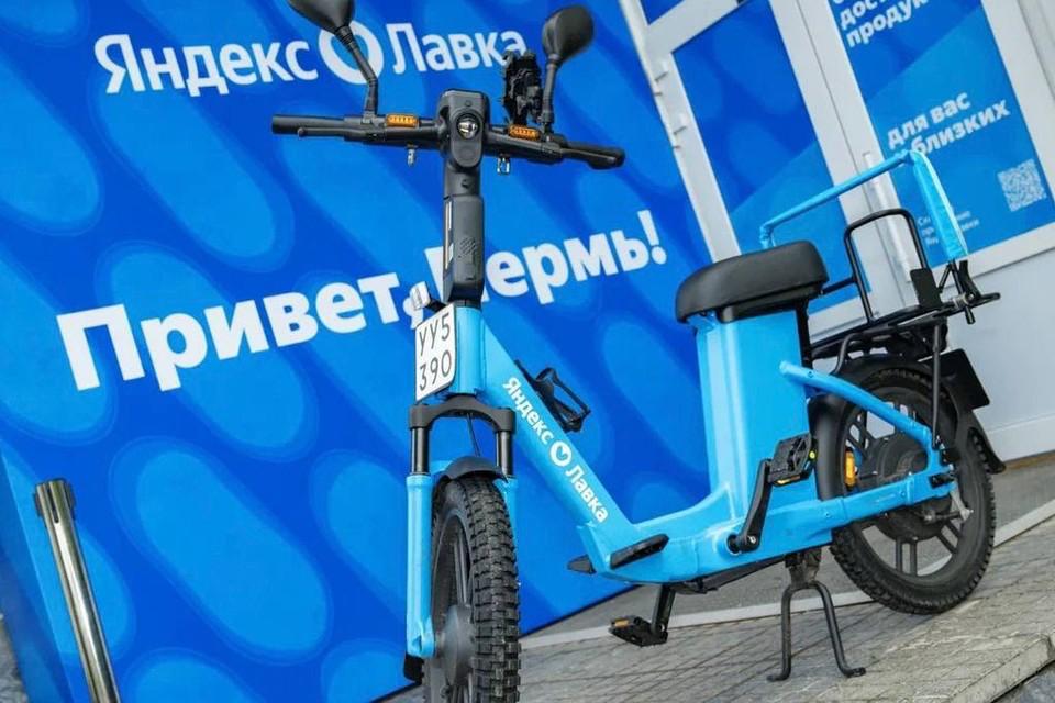 В Перми начала работу доставка от Яндекс Лавки Около 20% ассортимента компании — это продукция пермских брендов, в том числе напитки «Очерского завода напитков», хлеб от «Покровского хлеба», молочная продукция «Вемол» и другое. Продукты, готовую еду, напитки и товары для дома обещают привезти за 15 минут. Доставка осуществляется из шести дарксторов, расположенных в Индустриальном, Ленинском, Свердловском и Мотовилихинском районах, рассказали «КП Пермь» в пресс-службе компании. Подпишись на «КП-Пермь»