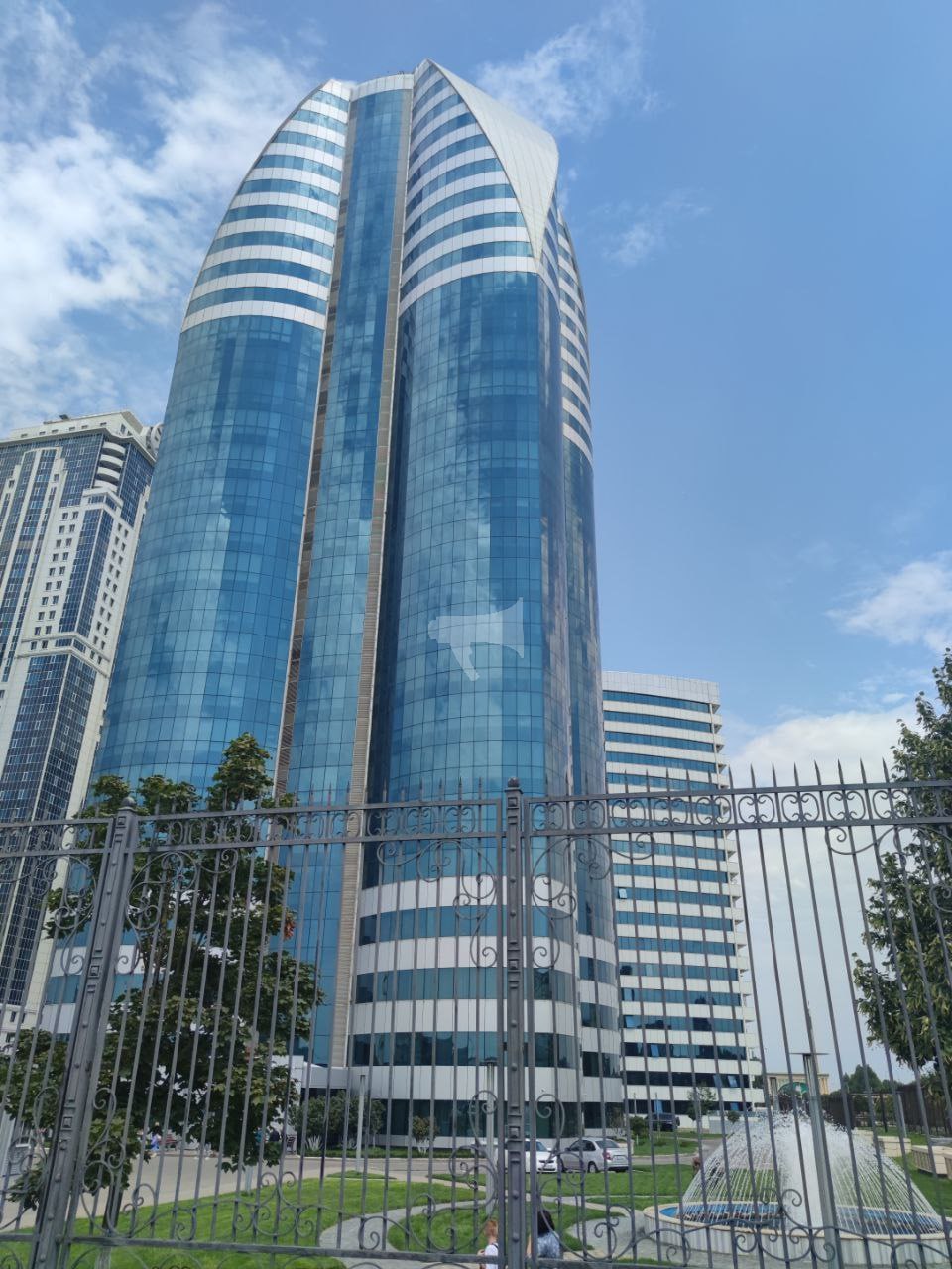 Взрыв прогремел в башне Грозный Сити в Чечне СМИ По предварительным данным выбито панорамное остекление повреждены несколько этажей Есть ли пострадавшие пока неизвестно Как пишет RT на русском со ссылкой на свой источник в правоохранительных органах причиной разрушений стал вражеский дрон В Росавиации сообщили что в аэропорту Грозного ограничили приём и вылет самолётов   Stavropol Media Прислать новость