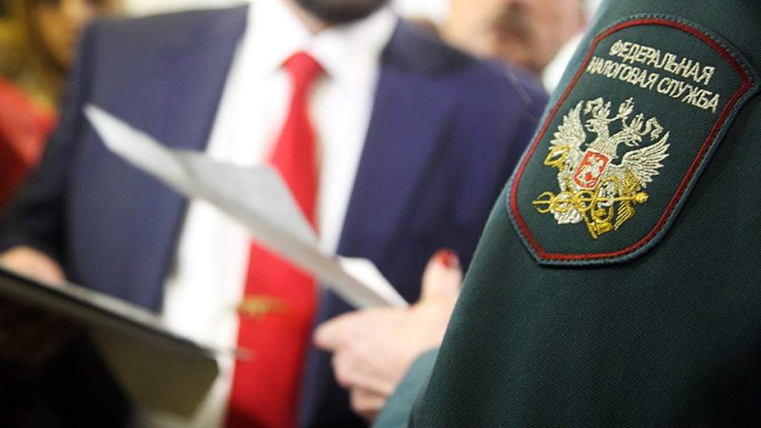 Приставы смогут списывать долги до 100 тысяч рублей без суда. Такой механизм могут ввести с ноября. Сейчас этот порядок уже работает для бизнеса, а вскоре его планируют распространить и на обычных граждан. Речь идёт о налоговых долгах, если сумма не превышает 100 тысяч рублей, взыскание может пройти в административном порядке, без обращения в суд. Перед списанием гражданина всё же предупредят: дадут время на добровольную уплату. Если проигнорировать, то в дело вступят приставы и автоматическое списание.