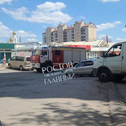 Росгвардия оцепила рынок и ТЦ в Ростове из-за сообщения о минировании  5 августа в Ростове-на-Дону силовики заблокировали рынок на Военведе и эвакуировали торговый центр «Талер». По данным очевидцев, в ТЦ поступил анонимный звонок о возможном минировании. Фото и сообщения опубликовали в телеграм-каналах.   На место прибыли пожарные, кинологи, саперы и Росгвардия. Посетителей и сотрудников вывели из здания, а территорию оцепили. Информации о причинах проверки рынка пока нет, но на фото видно, что там также работают экстренные службы.  Официальных заявлений от властей и силовых структур пока не поступало. Подробности уточняются.