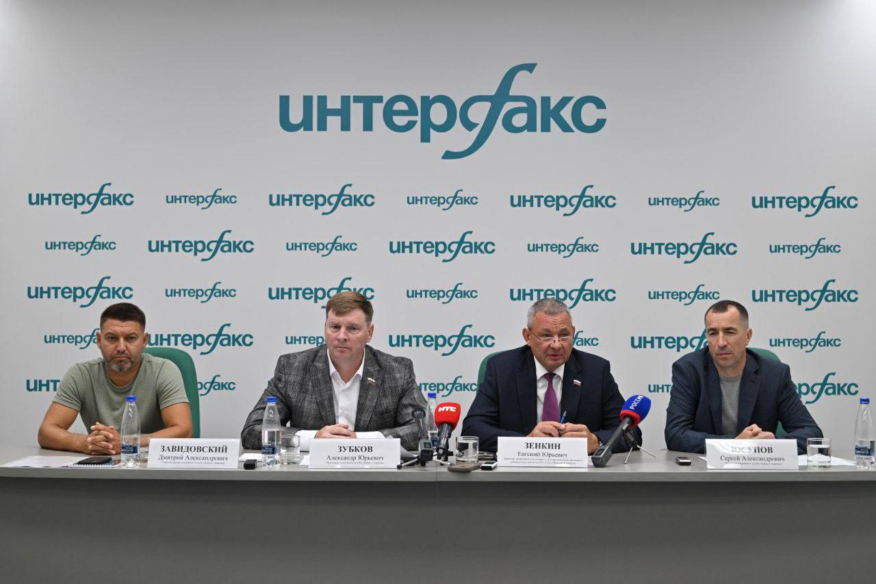 ХК "Байкал-Энергия" представляет новую стратегию развития  Иркутский хоккейный клуб "Байкал-Энергия" провел пресс-конференцию, на которой были озвучены планы развития команды на ближайшие годы. Мероприятие состоялось в пресс-центре информационного агентства "Интерфакс".  Клуб представил программу развития и продемонстрировал новое руководство.  Подробнее — на Бабре   #иркутск