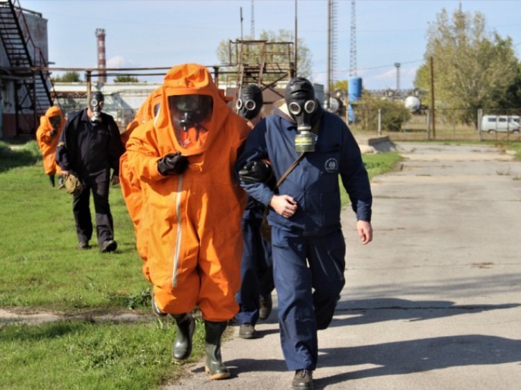 Атака беспилотников и сирены: в Волжском пройдет штабная тренировка по гражданской обороне  В ближайшие дни, 3-4 октября, в Волжском пройдут практические мероприятия в рамках Всероссийской штабной тренировки по гражданской обороне.  Как сообщили Волжский.ру в пресс-службе администрации Волжского, в учениях задействуют органы власти, организации и предприятия. Тренировка будет проходить на промышленных объектах, в образовательных учреждениях и на территории жилых многоквартирных домов. Учения будут направлены на отработку действий и координацию в условиях радиационно-химической обстановки, а также в условиях ведения боевых действий и атаках беспилотников по опасным объектам.  В ходе тренировки будет проверена работа электросирен, проведено развертывание оперативных групп.   Подробнее на Волжский.ру: