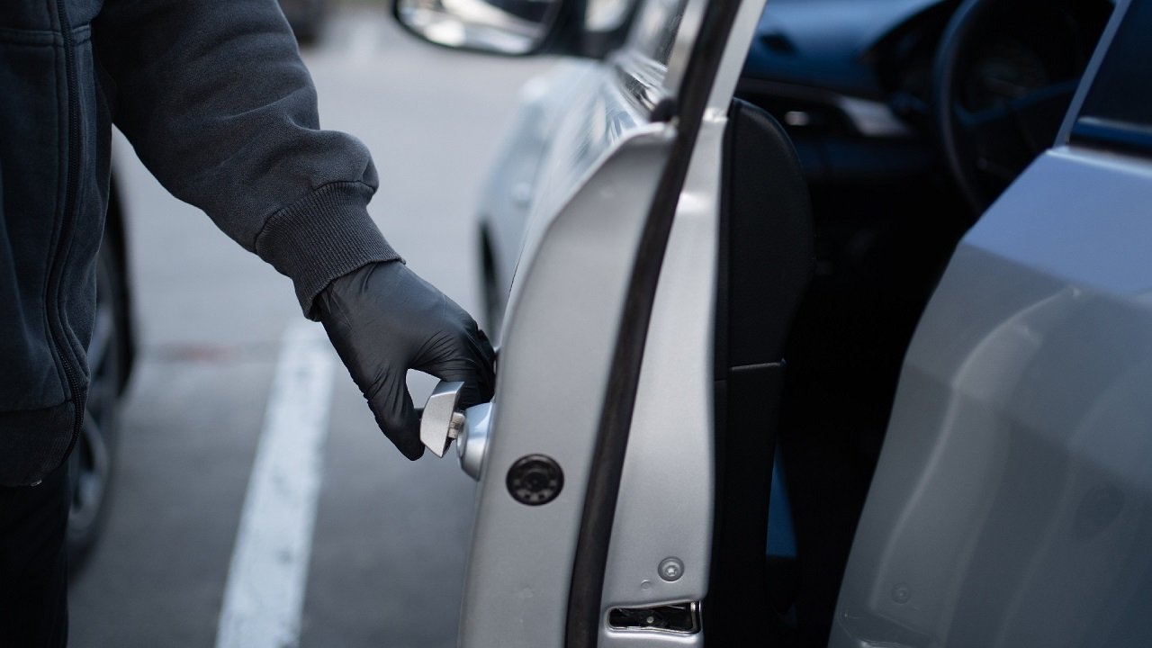 В Минске парень угнал авто которое незадолго до этого сам же и продал Столичные правоохранители раскрыли необычное дело об угоне премиального автомобиля когда продавец сам стал похитителем Об этом сообщает пресс служба МВД Беларуси Подробности здесь myfin news