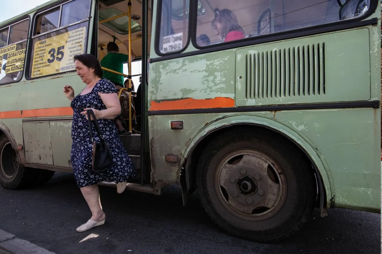 В Челябинске исчезнет автобусный маршрут 35 Приборостроителей Новосинеглазово Как сообщили в ОГКУ Организатор перевозок контракт с перевозчиком ООО Сатурн решили разорвать из за ненадлежащей работы Горожанам теперь советуют подыскивать альтернативные маршруты или покупать транспортные карты и ездить с пересадкой в течение часа она будет бесплатной