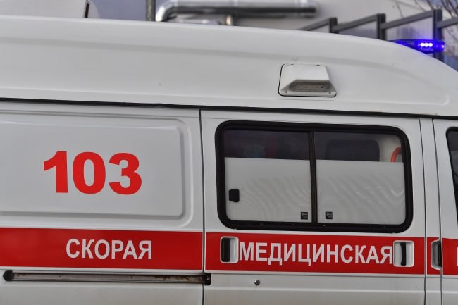 Беспилотник ВСУ сбросил боеприпас на гражданский автомобиль в Кременной В Кременной ЛНР беспилотник ВСУ сбросил боеприпас на автомобиль с мирными жителями, сообщила министр здравоохранения ЛНР Наталия Пащенко. Все трое пострадавших получили минно-взрывные травмы и были доставлены в местную больницу для оказания медицинской помощи.