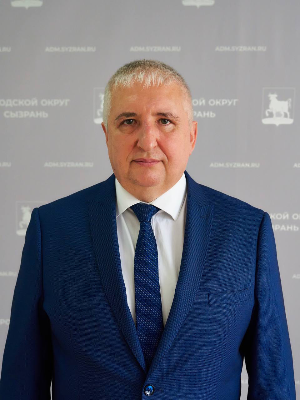 В Управлении по общественной безопасности новый руководитель Сегодня на городской планёрке глава Сызрани Сергей Володченков представил Павла Алексеевича Фомина Теперь он руководит Управлением по общественной безопасности делам ГО ЧС и ликвидации последствий стихийных бедствий Павел Алексеевич много лет работает в системе защиты правопорядка Полковник полиции С 2013 по 2025 год возглавлял Отдел МВД России по Волжскому району Управление отвечает за общественную безопасность в городе предупреждает чрезвычайные ситуации следит за пожарной и водной безопасностью организует гражданскую оборону и помогает в ликвидации последствий происшествий Занимается профилактикой терроризма и экстремизма координирует работу аварийно спасательных служб Город Сызрань