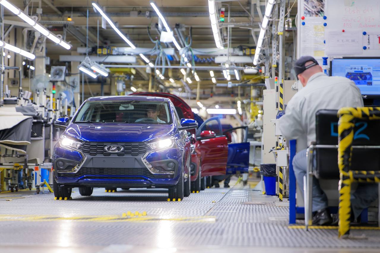 К концу года на заводе в Петербурге соберут более 3 тысяч машин Lada Iskra заявил глава Автоваза Максим Соколов в кулуарах форума Транспорт России Он отметил что в час производят 15 машин Ранее вице президент Автоваза по внешним связям и взаимодействию с акционерами Сергей Громак в кулуарах ПМЭФ заявлял ДП что Lada Iskra будет одной из самых высоколокализованных моделей на российском рынке Валентин Беликов Подписаться на ДП в Telegram MAX