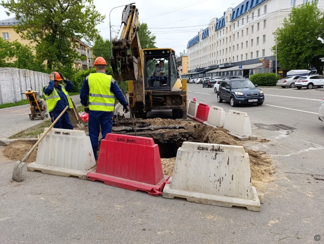 Несколько участков Соцпроспекта закроют для реконструкции водопровода Реконструкция проводится для повышения надежности водоснабжения в центральной части города, а также для подключения многоквартирного дома №97. Специалисты заменят участки водопровода по проспекту Строителей от улицы Профинтерна до Социалистического проспекта по четной стороне и далее по Соцпроспекту до улицы Молодежной по нечетной стороне. На время работ будет частично ограничено движение автотранспорта: с 19 мая по 19 августа – крайняя правая полоса по нечетной стороне пр. Социалистического от пл. Победы до ул. Молодежной; с 26 июля по 22 августа – крайняя правая полоса по четной стороне пр. Строителей от ул. Профинтерна до пл. Победы; ТОЛК
