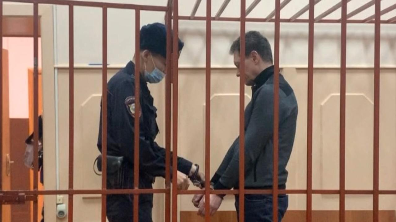 Суд приговорил к 17 годам колонии экс-главу департамента имущественных отношений Минобороны Дмитрия Куракина по делу о хищении леса.  По версии следствия, он совместно с должностными лицами МО и подведомственными организациями занимался незаконной вырубкой леса на территории воинских частей ЗВО. Вырубка леса была организована по поддельным документам.