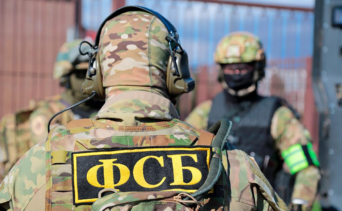 УФСБ России по Луганской Народной Республике пресечена противоправная деятельность сотрудника подразделения снабжения одного из объектов здравоохранения региона ‼ Указанное лицо получило денежные средства в крупном размере от представителей коммерческих структур за содействие в заключении с ними контрактов на поставку товаров, работ и услуг для обеспечения государственных и муниципальных нужд в нарушение федерального законодательства. На основании переданных результатов оперативно-розыскной деятельности СУ СК России по Луганской Народной Республике возбуждено уголовное дело по признакам преступления, предусмотренного п. «в» ч. 5 ст. 200.5 УК РФ «Подкуп работника контрактной службы, контрактного управляющего, члена комиссии по осуществлению закупок». Ведется следствие. Вконтакте Одноклаcсники