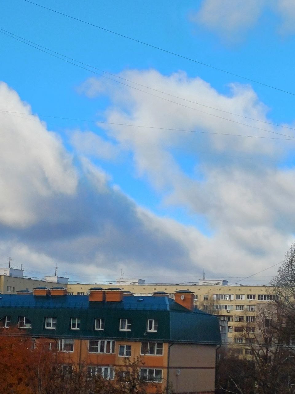 Атмосферное давление в столичном регионе повышается, на небе сохраняются лишь остатки облачной системы холодного фронта, слоисто-кучевые облака  Sc cufr .  Небо в воскресный день будет отличаться особой синевой: воздух, потупивший в тылу циклона, относительной сухой и прохладный, на уровне 1,5 км температура понизилась до 0 градусов. Только за счет солнечной энергии температура воздуха в Москве удержится на уровне 5..6 градусов.  Татьяна Позднякова  ======