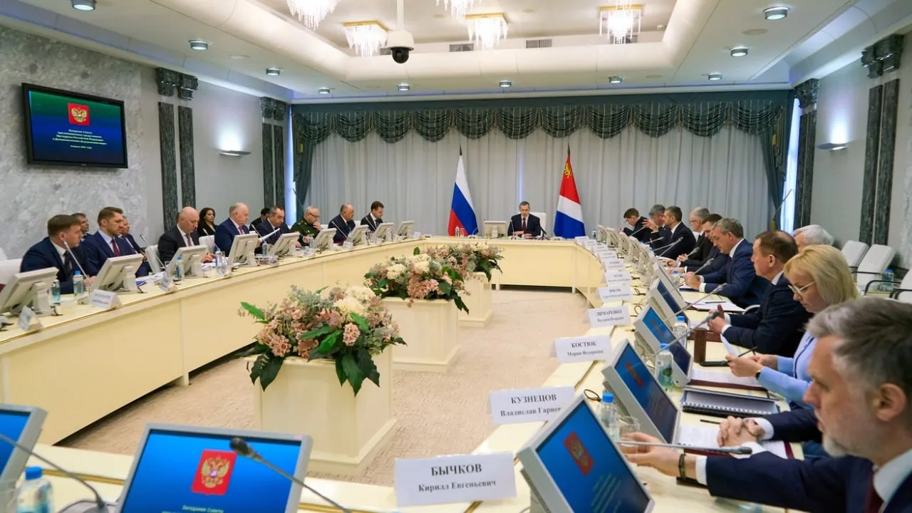 На Совете ДФО обсудили новую стратегию развития до 2036 года На заседании Совета Дальневосточного федерального округа под председательством Юрия Трутнева обсудили разработку новой Стратегии социально экономического развития ДФО до 2036 года Ключевая цель документа формирование высокотехнологичной диверсифицированной экономики и развитие инфраструктуры для устойчивого роста населения Стратегию должны утвердить до 1 августа в соответствии с поручением президента России Владимира Путина Глава государства определил ключевые ориентиры нового этапа формировать экономику будущего с кардинальным улучшением среды для жизни с подготовкой востребованных кадров с высокотехнологичными проектами Смотрите на нашем САЙТЕ ЛюдиКолымы Новости Мы в MAX