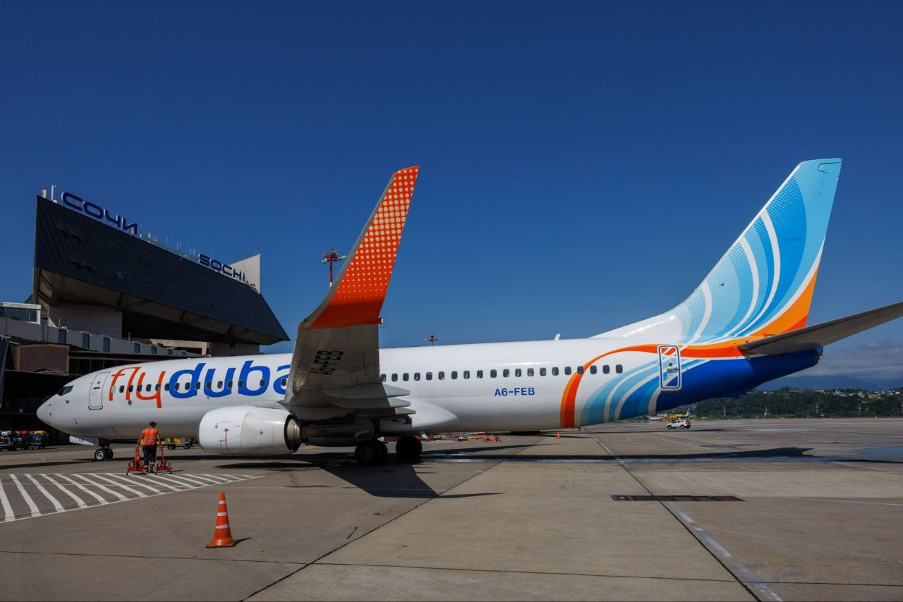 Авиакомпания flydubai продлевает  полетную программу по маршруту Дубай-Сочи в осенне-зимнем расписании   Полеты будут выполняться с частотой три рейса в неделю на Boeing 737-800, вместимостью 166 пассажиров.   Стоимость перелета - от 40,9 тыс. руб. в одну сторону.    Немного о статистике:  В 2024 году наблюдается особый интерес туристов из ОАЭ к посещению Сочи, отмечают в пресс-службе авиагавани курорта.  За 8 месяцев 2024 года объем пассажиропотока вырос на 15% в сравнении с аналогичным периодом 2023 года и составил более 60 тыс. пассажиров, 5 авиакомпаний выполнили более 370 рейсов.