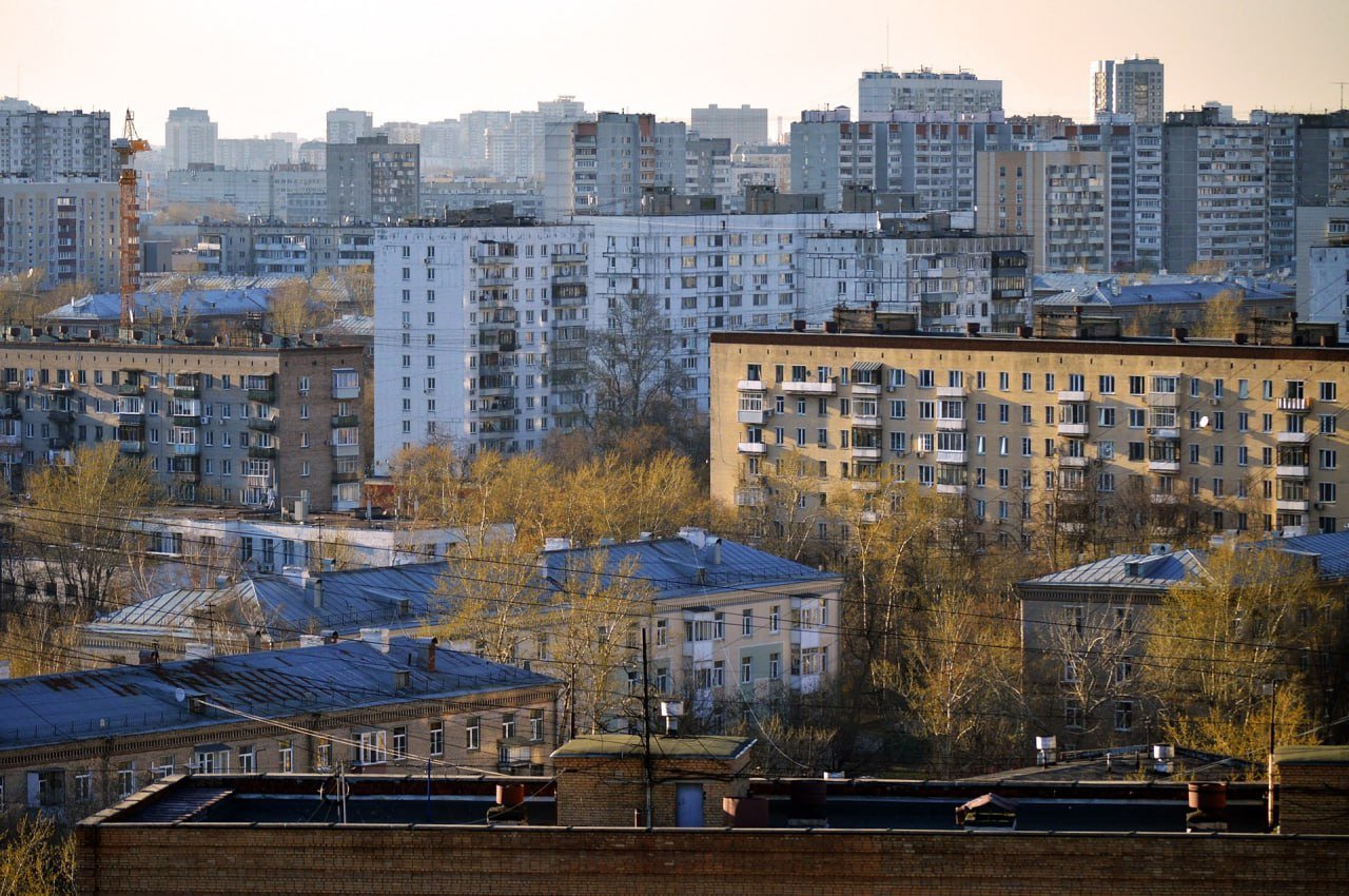 Рынок замер: вторичные квартиры в Москве символически подешевели   По итогам сентября 2024 года квадратный метр на вторичном рынке жилья в "старой" Москве подешевел на 0,1% до 271,6 тыс. рублей. В Новой Москве "квадрат" в сентябре, напротив, подорожал на 0,2%, до 203,6 тыс. рублей. В Подмосковье цены за месяц не изменились  154,3 тыс. рублей за кв. метр .   За девять месяцев стоимость квартир в "старой" Москве и Подмосковье выросла на 0,4%, в Новой Москве – упала на 0,1%. При этом с сентября 2023 года в Новой Москве вторичное жилье подорожало лишь на 0,3%, а в Московской области – на 0,4%. Чуть более ощутимой была ценовая динамика в "старой" Москве, где метр за год подорожал в среднем на 2,5%. Однако это ничто по сравнению с инфляцией, которая за тот же период составила 9%.   По словам эксперта, рынок недвижимости стагнирует: продавцы ждут осеннего оживления спроса, покупатели – снижения цен на фоне заградительных ипотечных ставок. В результате обороты рынка продолжают падать, а метр – стоять на месте.