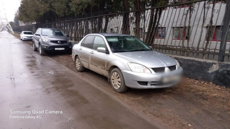 Во время рейда в Тамбове выявили более 20 случаев парковки автомобилей на зеленых зонах  В Тамбове сотрудники Центрального теруправления вместе с полицейскими проверили соблюдение правил парковки. Как сообщили в администрации Тамбова, во время рейда выявили более 20 фактов стоянки машин на зеленых зонах. Нарушителей привлекут к административной ответственности.  Напомним, с 1 марта запрещается размещать транспортные средства на газонах, цветниках, детских и спортивных площадках.  Штрафы за нарушения составят:  для граждан — от 1000 до 1500 рублей, для должностных лиц – от 3000 до 7000, для юрлиц – от 10 000 до 50 000 рублей.   УМВД России по Тамбовской области