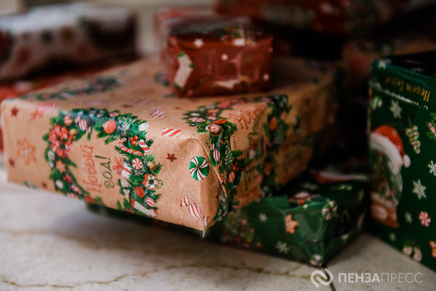 Как пензенцы готовятся к Новому году результаты опроса Эксперты одного из сервисов по поиску работы провели социологическое исследование в рамках которого выяснили как пензенцы готовятся к Новому году какой процент горожан делает это заблаговременно а кто предпочитает действовать спонтанно В опросе приняли участие представители экономически активного населения Пензы Выяснилось что 12 жителей областного центра начинают готовиться к Новому году аж за несколько месяцев 19 предпочитают делать покупки за месяц 20 респондентов покупают подарки за две три недели до праздника При этом 27 опрошенных признались что покупают подарки спонтанно а 10 респондентов вовсе не делают этого penzapress пенза новый год подарки праздник