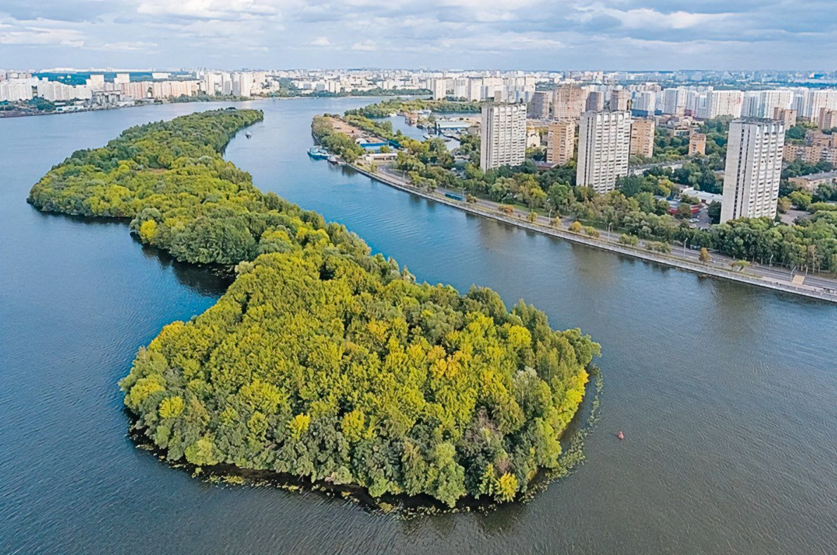 +1 мегапроект в районе Южного порта. Там собираются сделать остров-курорт Мэрия решила застроить необитаемый Бобровый остров в акватории Южного порта курортной инфраструктурой. Планируются рестораны, эко-дома, бани, спорткомплекс, контактный зоопарк и яхт-клуб... До реализации ещё далеко — застройщик пока не определён, сроки тоже. Сейчас остров довольно дикий, но объявлено, что город построит туда мост от Нагатинской набережной. Такое решение вызывает вопросы. Ведь, чтобы попасть туда из центра или густонаселённого района Южного порта, придётся делать крюк. Надеемся, что с той стороны запустят паром или организуют на острове причал речных трамвайчиков. Район Южного порта продолжают накачивать инфраструктурой, через 10-15 лет он станет одной из главных точек притяжения Москвы. Курортный остров почти в центре города — классно. Чуть смущает, что совсем рядом находятся знаменитые Курьяновские очистные сооружения, но расположены они ниже по реке, так что отдыхающих сможет зацепить разве что запах.