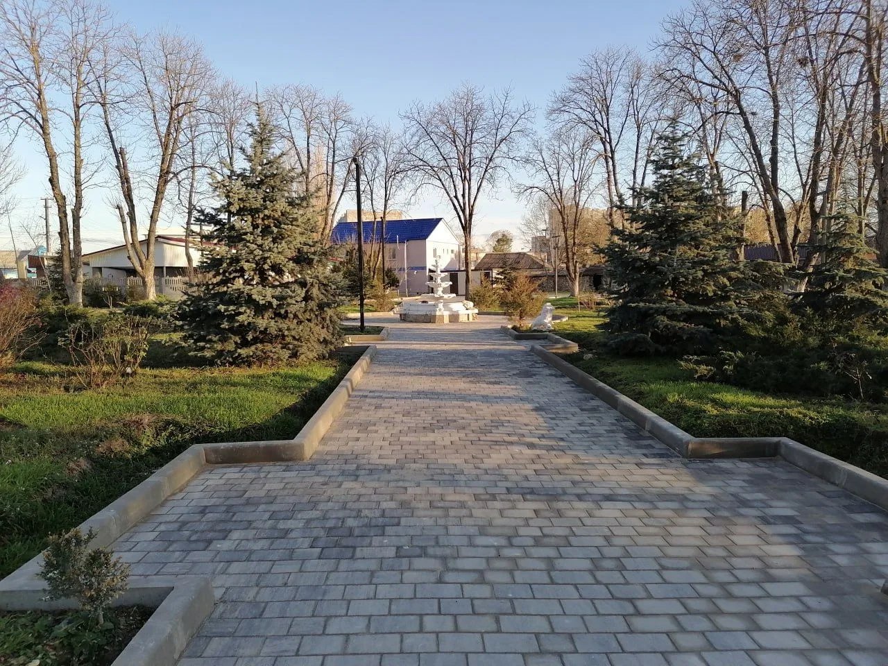 Завершаются работы по благоустройству общественной территории вблизи памятника крымско татарской архитектуры Таш Хан в г Белогорске Работы ведутся в рамках федерального проекта Формирование комфортной городской среды национального проекта Инфраструктура для жизни На территории предусмотрены работы по обновлению тротуаров и пешеходных дорожек установка спортивной и детской площадок с безопасным резиновым покрытием для детей монтаж систем освещения и видеонаблюдения Кроме того в парке будут организованы зоны отдыха с теневыми навесами скамейками и урнами В настоящее время подрядной организацией проложены коммуникации установлен бордюрный камень уложено плиточное и резиновое покрытие установлено освещение В 2025 году в Белогорском районе в рамках национального проекта Инфраструктура для жизни уже завершены работы по благоустройству части парка в селе Криничное и общественной территории в с Литвиненково Белогорского района Фото ТГ канал Светланы Масловой