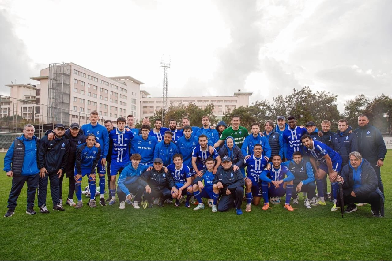 Динамо одержало семь побед на сборе в Турции Махачкалинское Динамо завершило работу на тренировочном сборе в Турции Дагестанская команда провела девять матчей и одержала семь побед причем четыре с разницей в три и более мяча Один матч завершился безголевой ничьей еще в одной встрече Динамо минимально уступило сопернику 22 февраля команда уже в Дагестане начнет подготовку к первому официальному матчу сезона в 19 м туре Российская премьер лига Динамо примет казанский Рубин на Анжи Арене