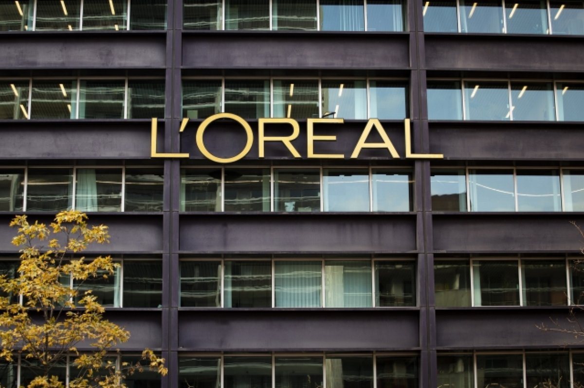 Российское подразделение L Oreal пытается взыскать с Центрального таможенного управления 895 8 млн рублей 8 сентября компания подала соответствующий иск в Арбитражный суд Известно что заявление ещё не приняли к рассмотрению Подробностей претензии компания не раскрывает По данным из картотеки спор вытекает из административных правоотношений L Oreal не покинула российский рынок в 2022 году однако закрыла свои магазины и объявила о приостановке инвестиций в местный бизнес Французский производитель локализовал в в Калужской области выпуск части продукции Некоторые категории в частности декоративная и уходовая косметика сейчас поставляются из Франции Италии и Германии Эксперты отмечают что многомиллионные иски от бизнеса к таможне часто связаны с пошлинами По их словам компании иногда пытаются провезти через границу определённую косметическую продукцию до вступления в силу повышенных пошлин однако таможня взимает их по высоким ставкам Пошлины на отдельные виды парфюмерно косметической продукции из ряда стран действуют с декабря 2022 года в апреле 2025 года перечень расширили Ранее стало известно что французский бренд косметики L Oreal переехал в бизнес центр АФИ Галерея в центре Москвы