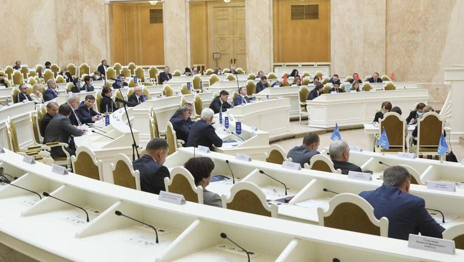 Перестаньте говорить ерунду в ЗакСе поспорили о целях Смольного и бизнеса Александр Бельский раскритиковал мотивировку проекта закона о ценах на земельные участки в городе Документ депутаты рассматривали на пленарном заседании 28 января в первом чтении Авторы инициативы считают что документ определит единообразие к образованию цены при продаже городских земельных участков без проведения торгов для увеличения поступлений в бюджет Северной столицы Основные вопросы вызвала инициатива установить выкупную цену в размере 100 от кадастровой стоимости при продаже земельных участков образованных из земельного участка предоставленного в аренду для комплексного освоения территории Подверг сомнению законопроект среди прочих и спикер ЗакСа Александр Бельский А кто это оценивал Я всё таки так получилось в моей жизни немножко в бизнесе поработал То есть вы считаете что вы поднимая цену мотивируете что ли Я боюсь что вы говорите о тех доходах которые невозможно было бы получить Если бы вы несколько лет назад сделали бы 100 то вы бы даже не получили то что у вас есть Перестаньте говорить ерунду здесь же все взрослые люди Но нельзя говорить о том что к сожалению мы недополучили сказал Бельский Подробнее в материале Делового Петербурга Лидия Верещагина Подписаться на ДП в Telegram MAX