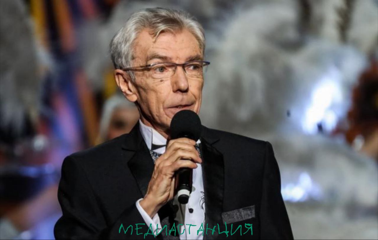 Телеведущий Юрий Николаев был экстренно госпитализирован в одну из столичных больниц Ему стало плохо дома врачи приняли решение о немедленной транспортировке Известно что он уже долгое время борется с неназванным тяжелым заболеванием Николаев один из самых узнаваемых лиц отечественного телевидения Широкой публике он стал известен как ведущий музыкальных телепрограмм Утренняя почта Утренняя звезда а позднее шоу Танцы на льду и Танцы со звездами Он начал карьеру на Центральном телевидении еще в советские годы и оставался активным в эфире вплоть до 2010 х Сейчас он находится под наблюдением врачей Подробности о состоянии пока не сообщаются Держим кулаки за Юрия Александровича и всеми силами желаем здоровья mediastanciacom