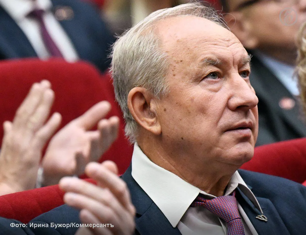 Депутат Госдумы последних шести созывов Валерий Рашкин хочет стать участником праймериз КПРФ по Ангарскому одномандатному округу хотя в список Народного кандидата его не включили сообщили Ъ источники в иркутском обкоме партии Господин Рашкин выразил уверенность что его карточка вскоре появится на портале поскольку по его словам его кандидатуру поддержали на всех уровнях от первичных организаций до регионального отделения Пока по данным Народного кандидата на право баллотироваться от этой территории претендует только Андрей Ахмадулин Для единороссов он является более удобным соперником поскольку имеет богатый и безуспешный опыт участия в выборах Господину Рашкину же будет проще привлечь средства для конкурентной борьбы даже несмотря на недавний скандал Напомним в 2022 году его лишили мандата депутата Госдумы представлял Москву из за уголовного дела о незаконной охоте на лося Тогда суд приговорил коммуниста к трем годам условно Ъузнал