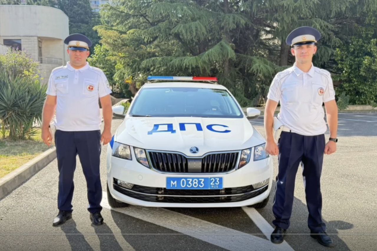 Малыша со сломанной ногой доставили в больницу госавтоинспекторы   В Сочи в районе парка «Ривьера» к старшим лейтенантам полиции Айгазу Боджоляну и Ефрему Боджоляну обратился мужчина. Оказалось, что его 3-летний сын сломал ногу и мальчику нужна срочная медицинская помощь.   Инспекторы ДПС оперативно  доставили ребенка в больницу,  где ему провели операцию.   Стражи порядка решили поддержать маленького пациента: навестили его в  медучреждении и вручили подарки. Сейчас малыш находится под наблюдением врачей, его здоровью ничего не угрожает.   Отец мальчика поблагодарил полицейских за профессионализм, отзывчивость и своевременно оказанную помощь в видеосообщении.    _____________________________ Есть интересная новость?   Присылайте нам     Краснодар Сегодня    ПРИСЛАТЬ НОВОСТЬ