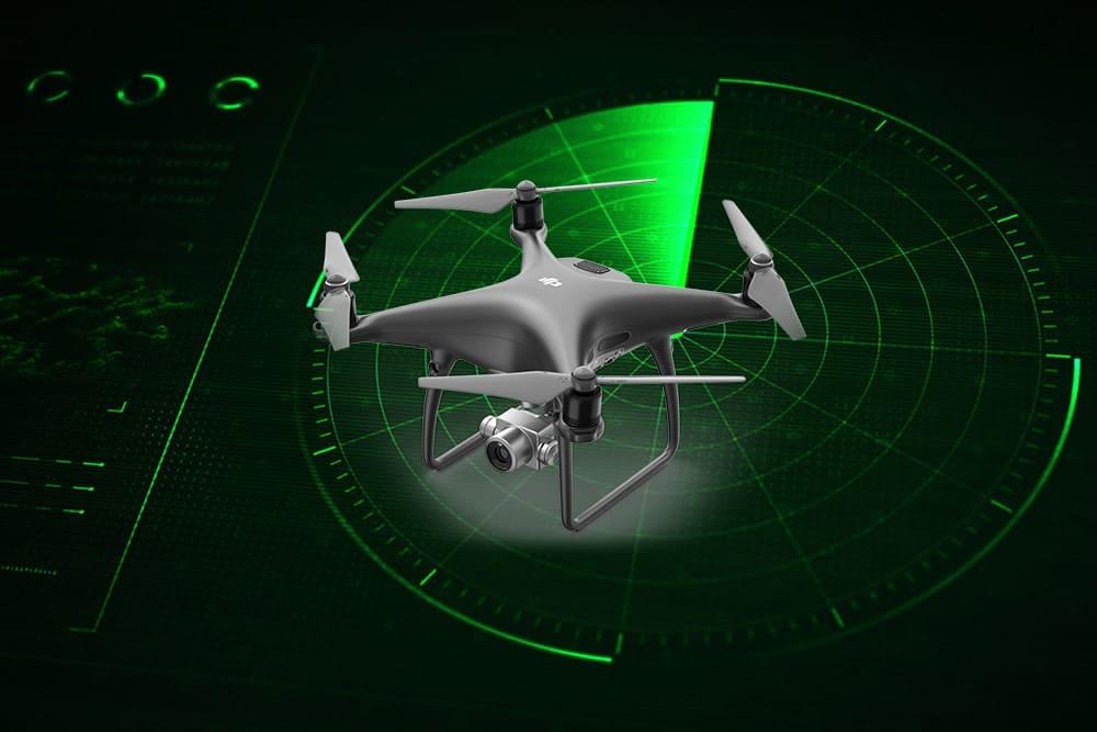 К единой системе идентификации на базе Эра Глонасс подключено свыше 1000 гражданских дронов и пилотируемых воздушных судов российские компании из 35 субъектов Федерации применяют систему для мониторинга беспилотников проводящих аэрофотосъёмку перевозящих грузы опыляющих растения и осуществляющих другие задачи Система разрабатывается по поручению главы государства в рамках нацпроекта БАС для постепенной отмены запрета на полёты гражданских БПЛА в регионах и оперативного перехода от экспериментального к промышленному применению дронов Так некоторые российские производители подключают трекеры системы сразу после выпуска беспилотников с линии сборки тестируя идентификацию в лётно испытательных комплексах и отрабатывая модели применения системы в разных отраслях экономики