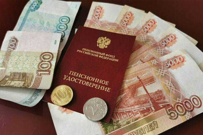 Россияне с длительным трудовым стажем смогут выйти на пенсию раньше. Женщины смогут это сделать при стаже от 37 лет, мужчины — от 42 лет, но не раньше 55 и 60 лет соответственно. Также право на досрочную пенсию получат граждане предпенсионного возраста, лишившиеся работы без возможности найти новую. Кроме того, такую возможность имеют люди, работающие в опасных условиях, на Крайнем Севере и многодетные матери.